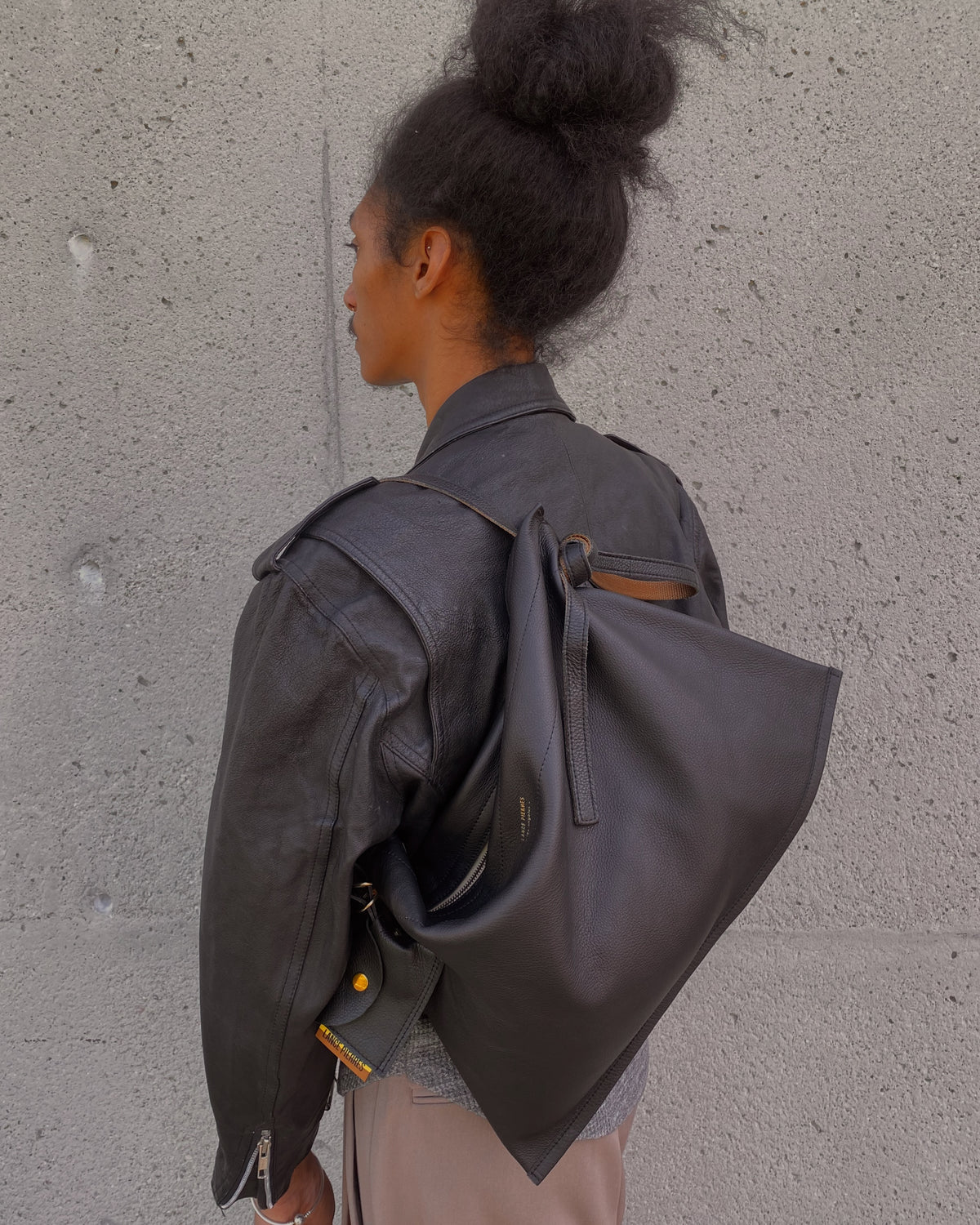 Gilli 01 — Convertible Crossbody Pouch: Carbon