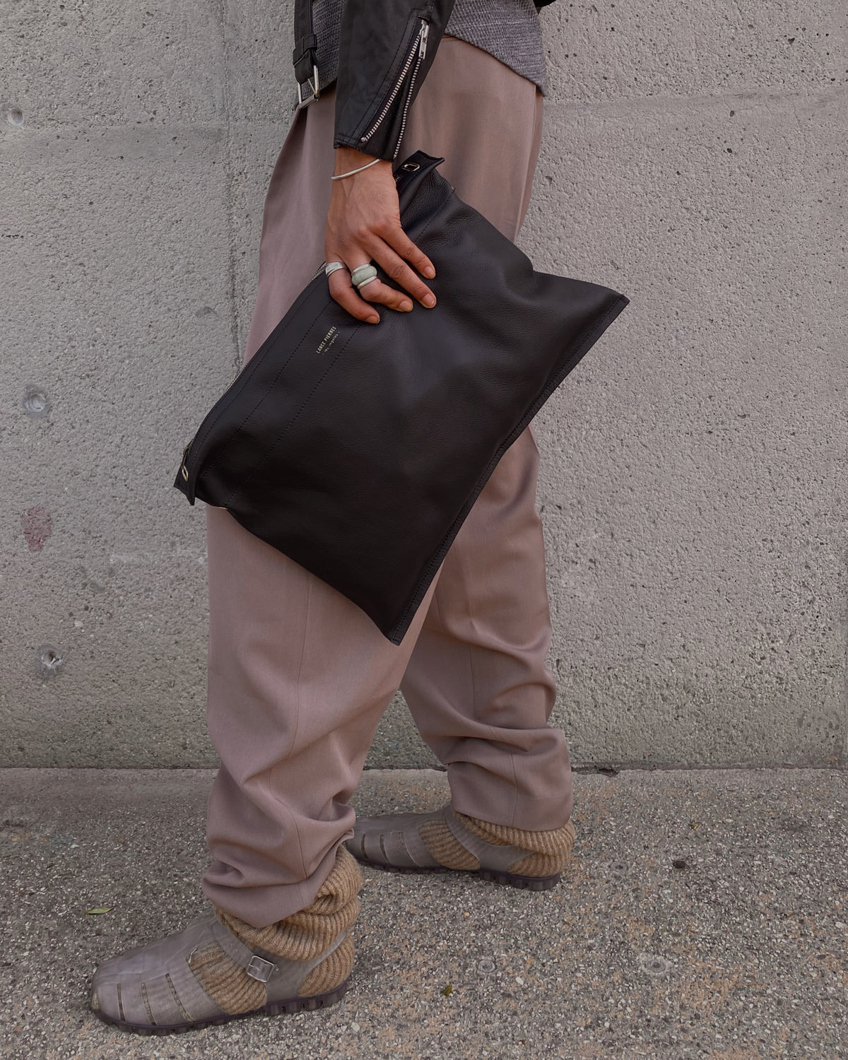 Gilli 01 — Convertible Crossbody Pouch: Carbon